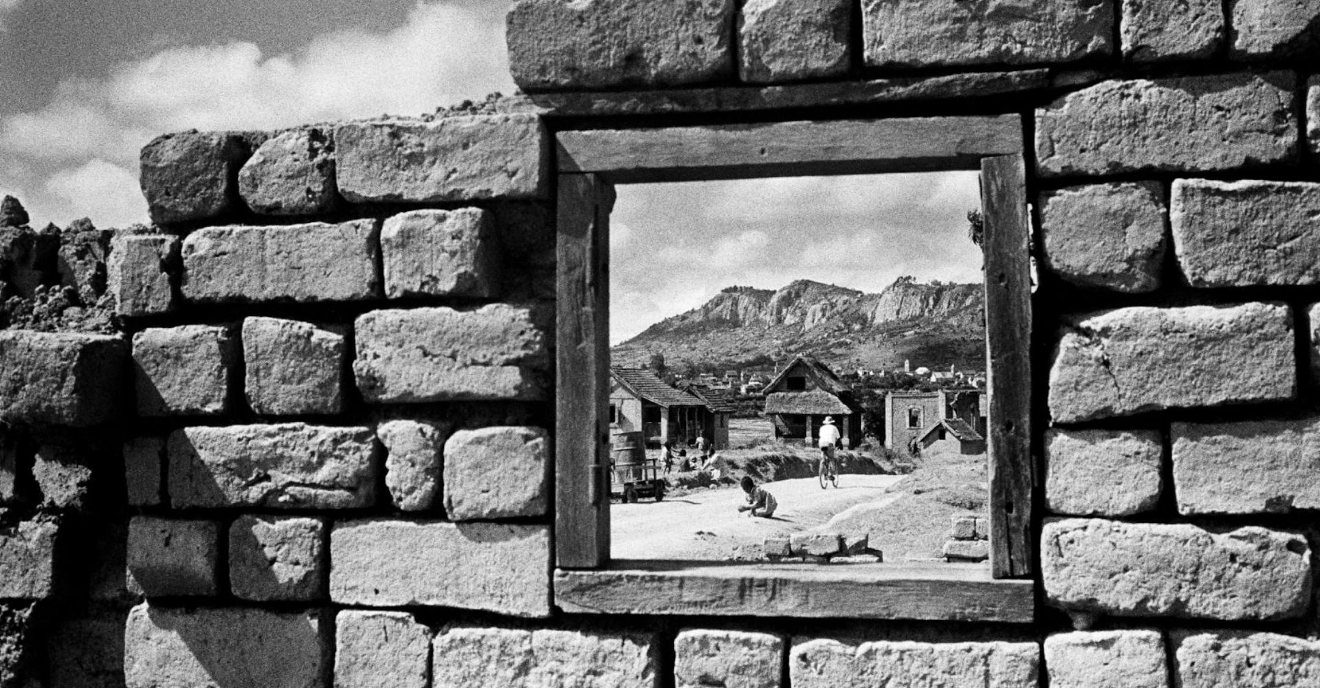 Photo noir et blanc "Comme un tableau derrière la fenêtre", capturée par Pierrot Men en 2007 à Alakamisy Ambohimaha, 